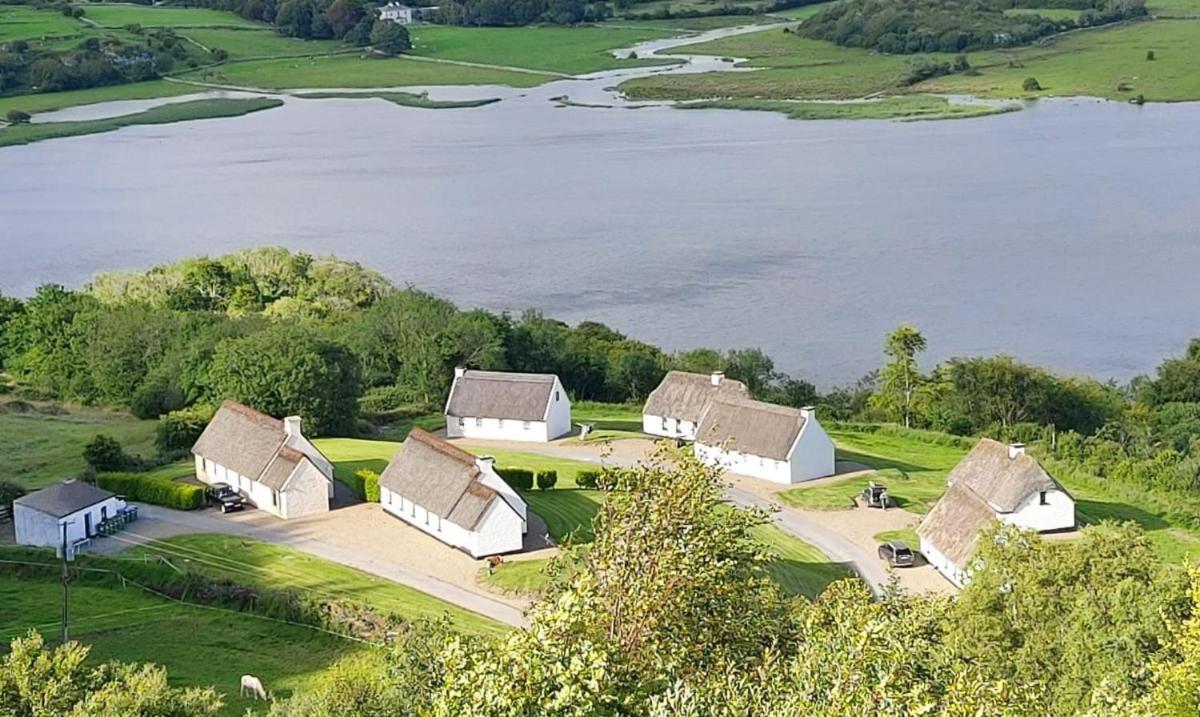 Corofin Lake Cottages Екстер'єр фото